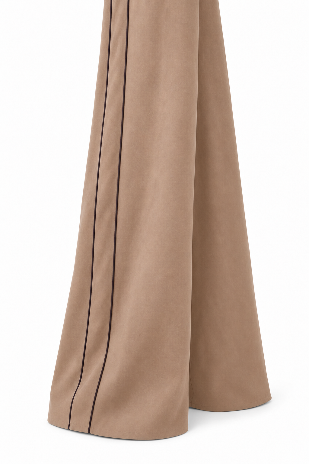 Pantalone Levanzo beige, dettaglio della gamba ampia e del fondo con doppio profilo laterale scuro.