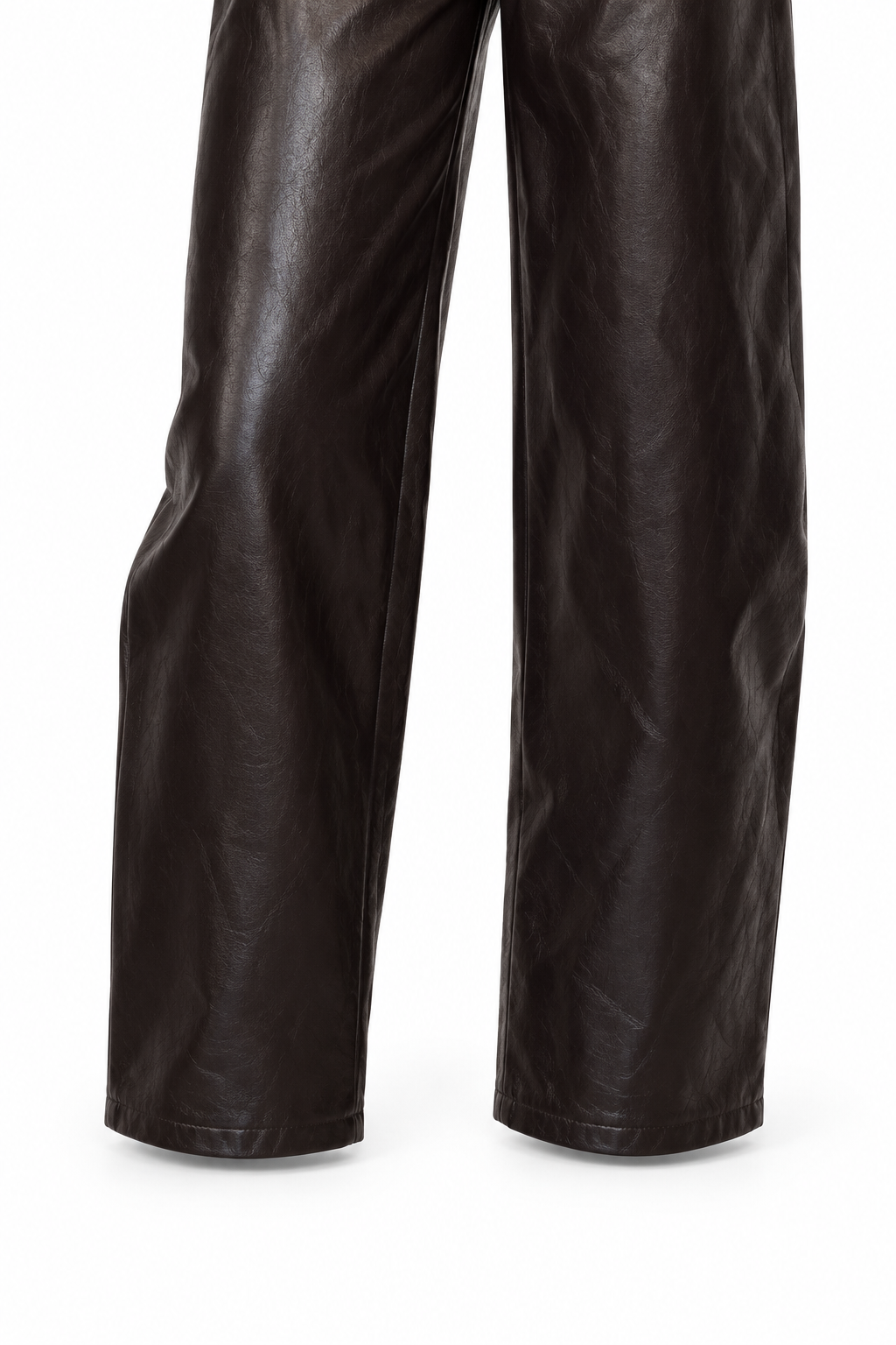 Dettaglio del fondo gamba dei pantaloni marrone scuro del coordinato Riviera, su fondo bianco.