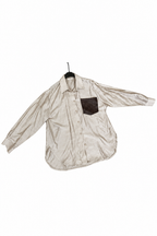 Camicia beige del coordinato Riviera, distesa sulla gruccia su fondo bianco.