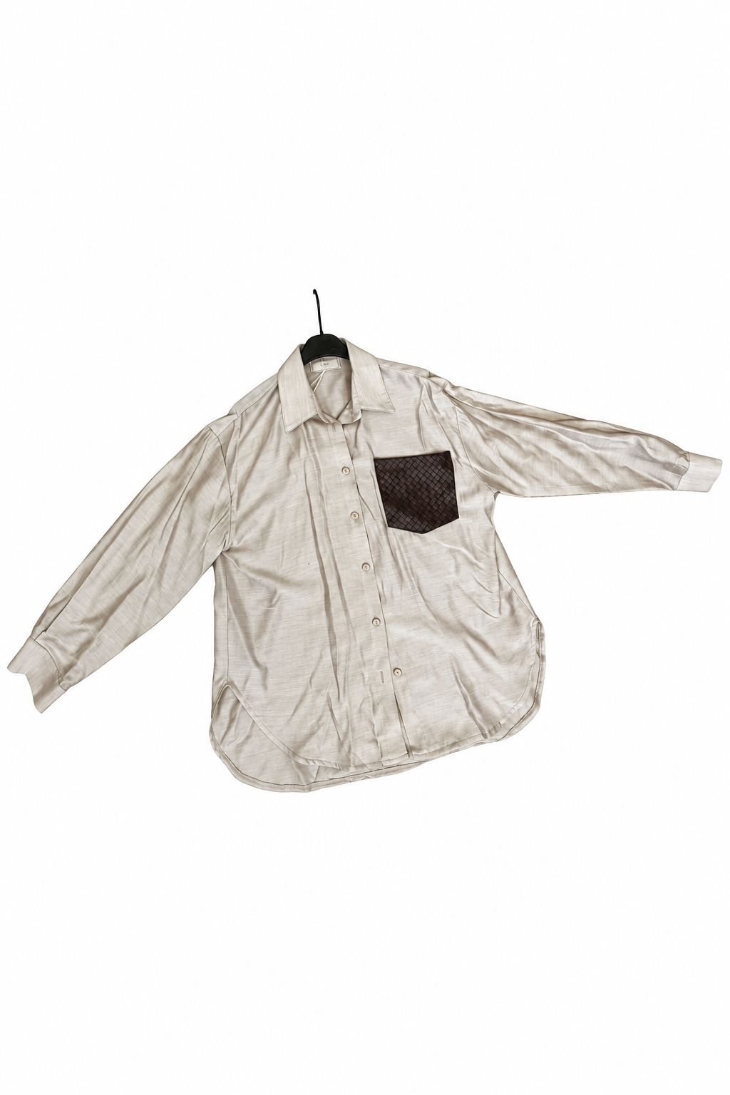Camicia beige del coordinato Riviera, distesa sulla gruccia su fondo bianco.