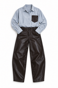 Coordinato Riviera con camicia azzurra e pantaloni marrone scuro effetto pelle, vista intera non indossata su fondo bianco.
