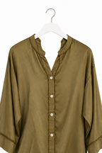 Coordinato satinato verde oliva, vista parziale anteriore della camicia non indossata.
