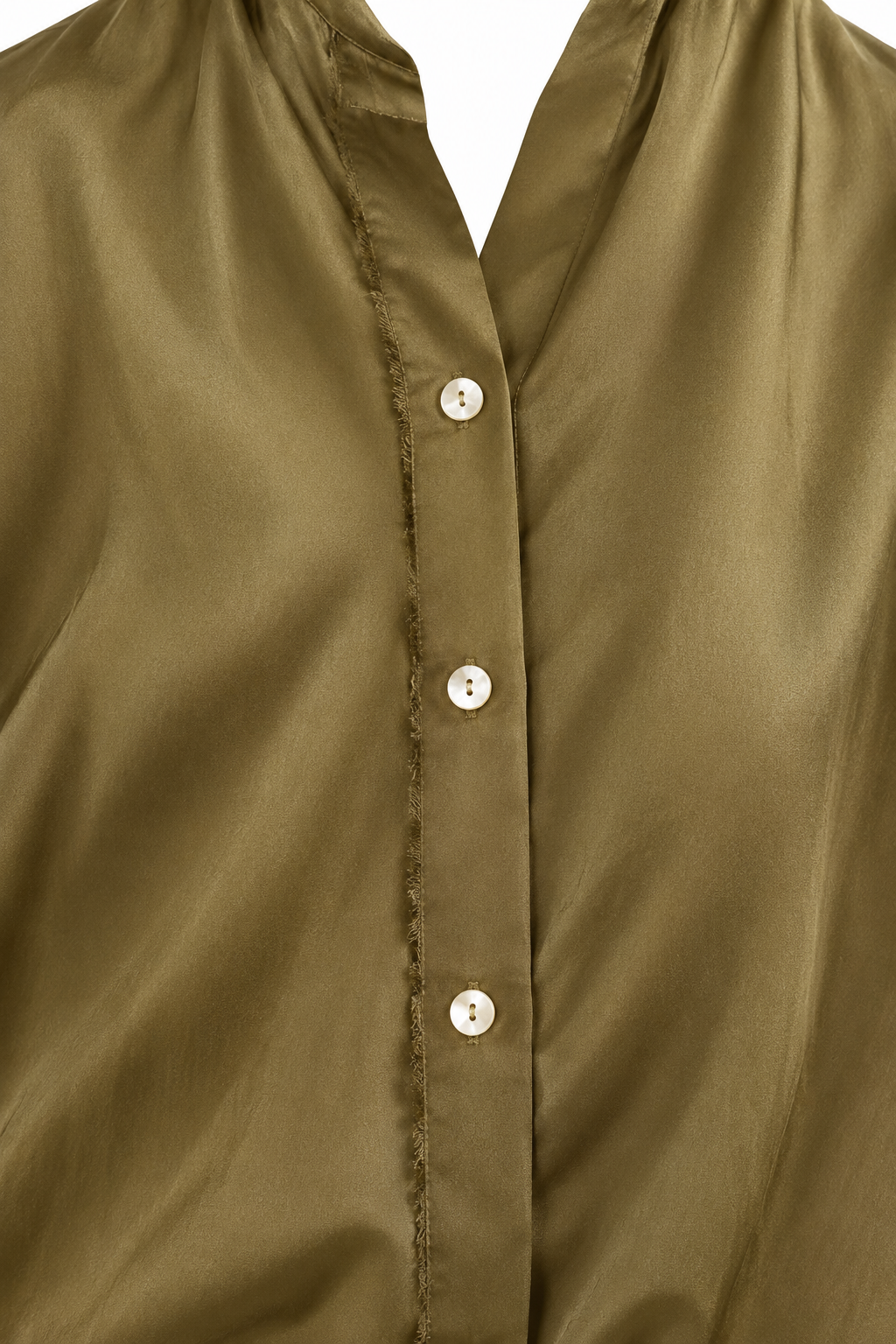 Camicia del Coordinato satinato verde oliva, dettaglio della linea di bottoni anteriori.