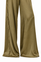 Pantaloni del Coordinato satinato verde oliva, dettaglio delle gambe ampie e del fondo.