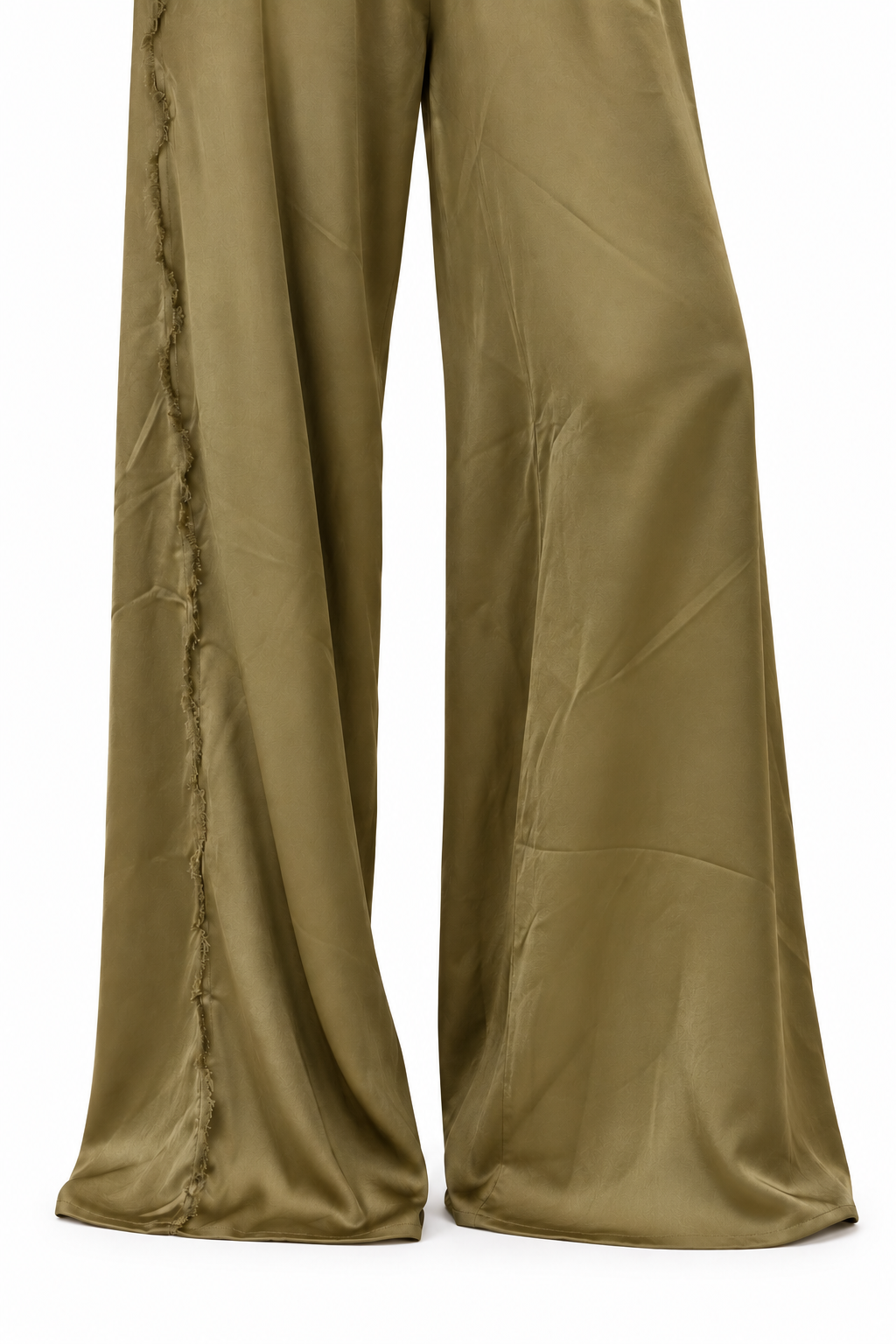Pantaloni del Coordinato satinato verde oliva, dettaglio delle gambe ampie e del fondo.