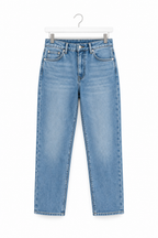 Jeans in cotone elasticizzato blu denim non indossato, vista frontale.