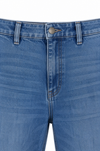 Jeans baggy blu, dettaglio parziale della vita e della patta anteriori.