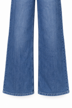 Jeans baggy blu, dettaglio dell’orlo della gamba ampia.