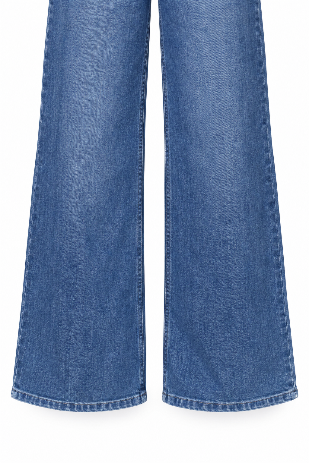 Jeans baggy blu, dettaglio dell’orlo della gamba ampia.