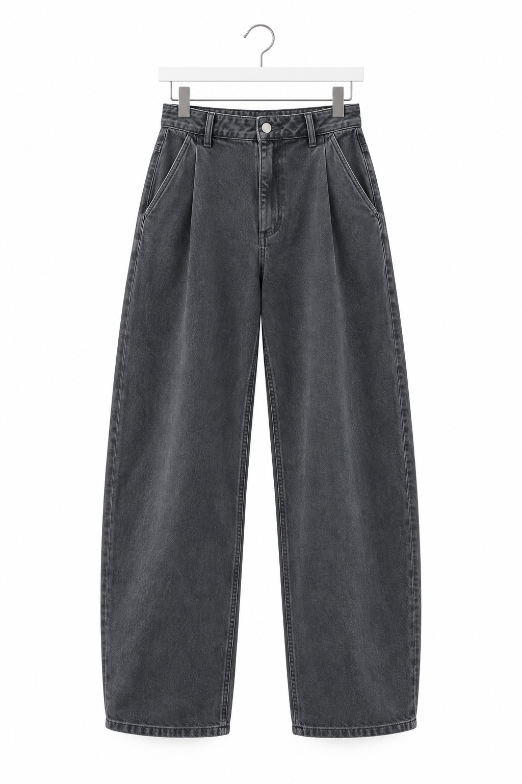 Jeans balloon grigi non indossati su gruccia, vista frontale su fondo bianco.