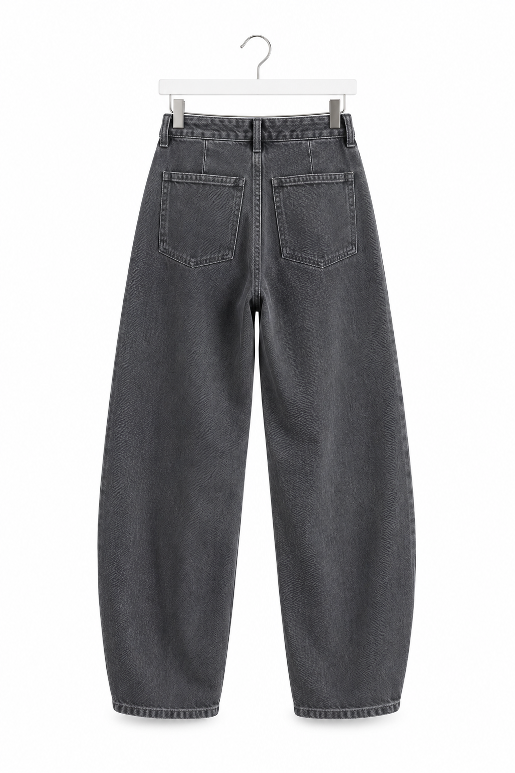 Jeans balloon grigi non indossati, vista posteriore con due tasche applicate su fondo bianco.