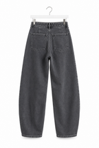 Jeans balloon grigi non indossati, vista posteriore con due tasche applicate su fondo bianco.