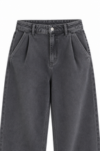 Jeans balloon grigi, dettaglio anteriore della cintura, dei passanti e delle tasche.