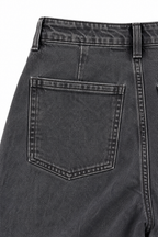 Jeans balloon grigi, dettaglio della tasca posteriore e del cinturino.