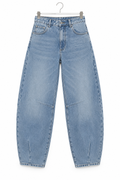 Jeans barrel in denim azzurro chiaro, vista frontale non indossata su sfondo bianco.