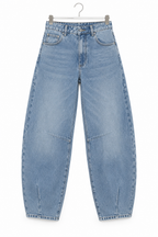 Jeans barrel in denim azzurro chiaro, vista frontale non indossata su sfondo bianco.
