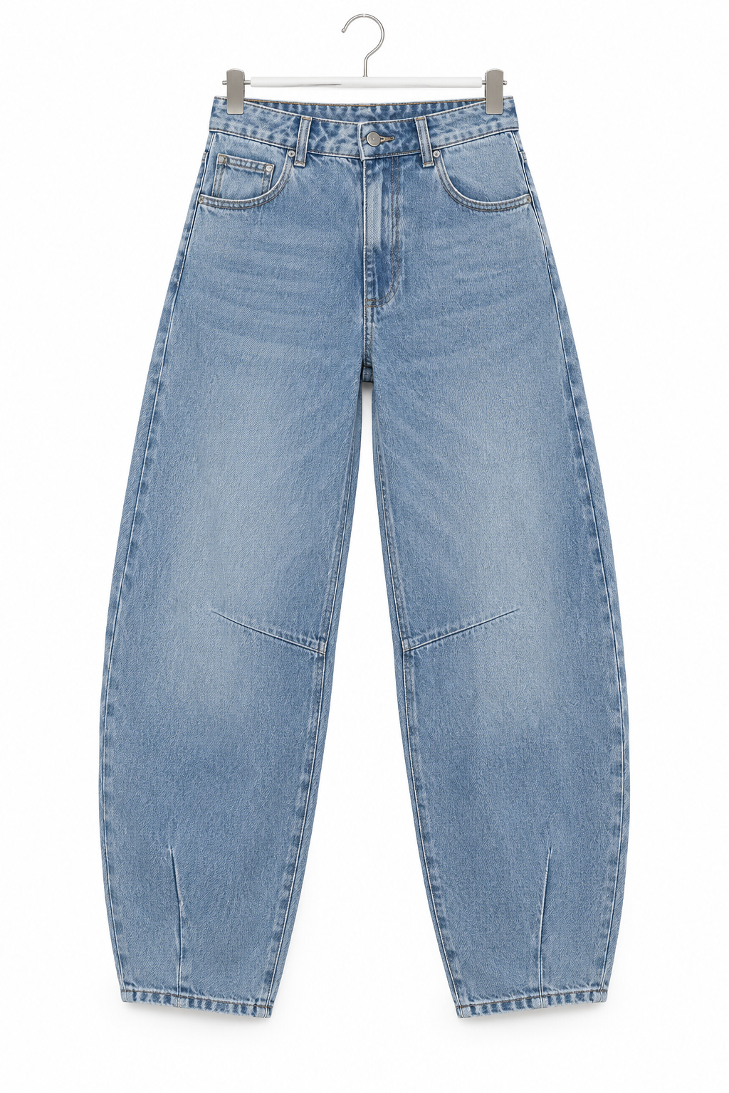 Jeans barrel in denim azzurro chiaro, vista frontale non indossata su sfondo bianco.