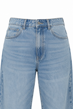 Jeans barrel azzurri, dettaglio della vita e della chiusura anteriore.