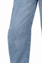 Jeans barrel azzurri, dettaglio della gamba curva e delle cuciture.