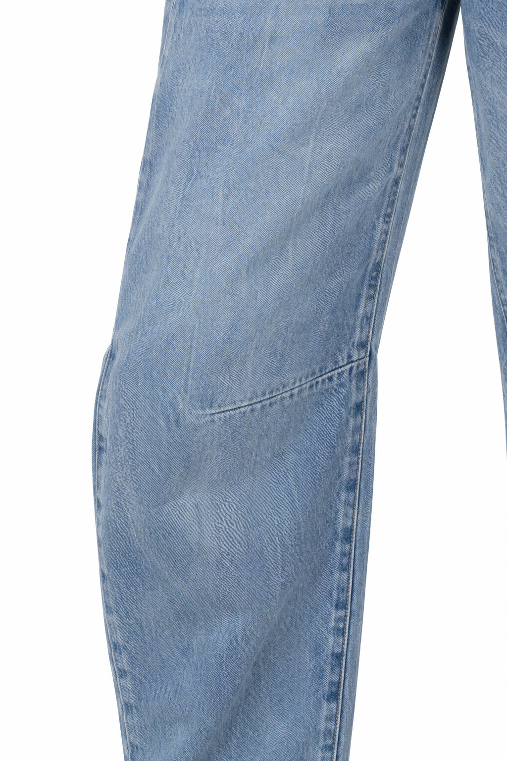 Jeans barrel azzurri, dettaglio della gamba curva e delle cuciture.