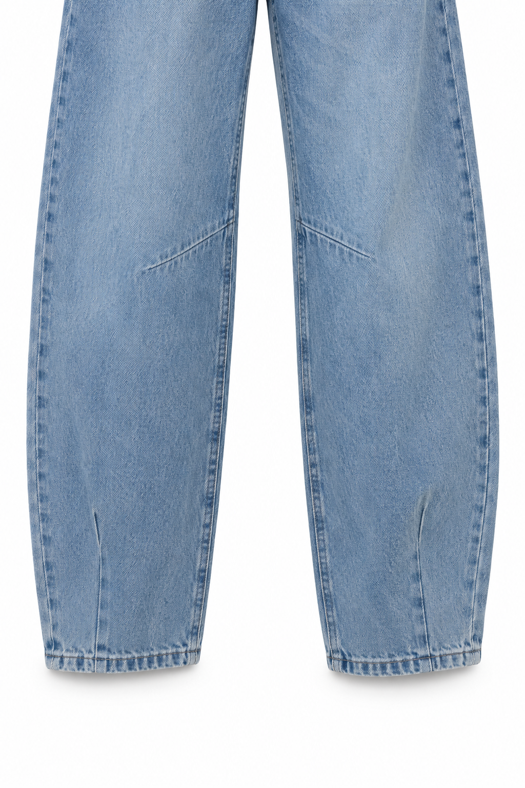 Jeans barrel azzurri, dettaglio del fondo e dell’orlo.