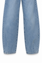 Jeans barrel azzurri, dettaglio del fondo e dell’orlo.