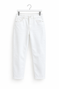 Jeans bianco non indossato su gruccia, vista frontale su sfondo bianco.