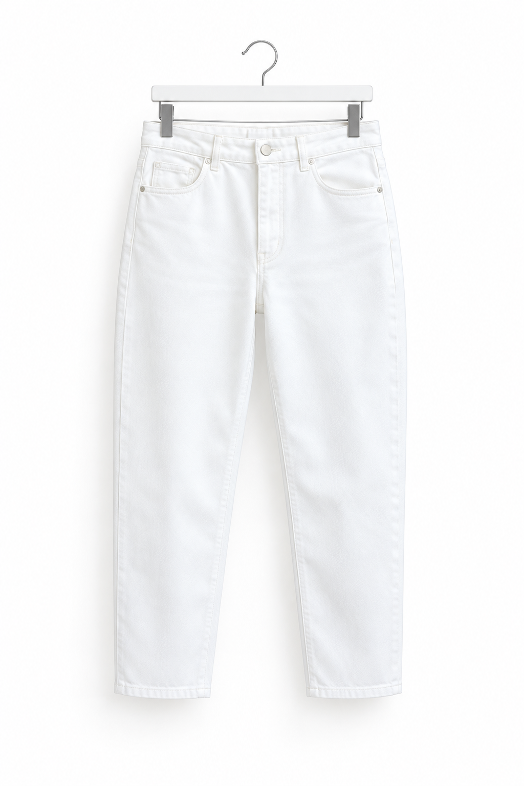 Jeans bianco non indossato su gruccia, vista frontale su sfondo bianco.