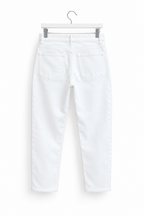 Jeans bianco non indossato su gruccia, vista posteriore su sfondo bianco.