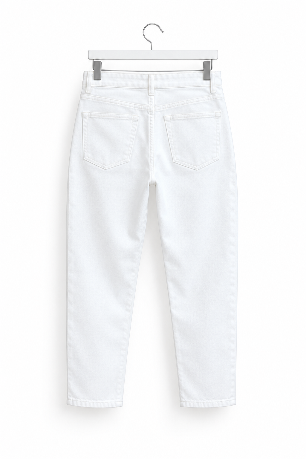 Jeans bianco non indossato su gruccia, vista posteriore su sfondo bianco.