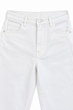 Jeans bianco, dettaglio della vita e delle tasche anteriori.