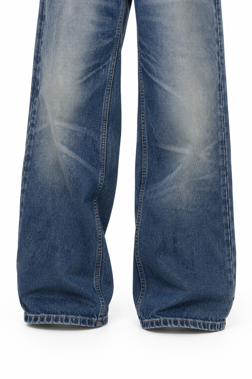 Jeans fold-over blu, dettaglio delle gambe e degli orli.