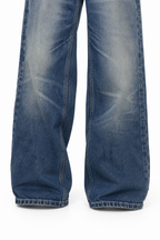 Jeans fold-over blu, dettaglio delle gambe e degli orli.