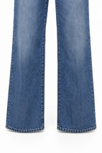 Jeans Stella crystal in denim blu, dettaglio della parte inferiore della gamba e dell’orlo.