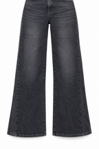Jeans wide leg nero slavato, vista frontale parziale delle gambe ampie e degli orli.
