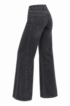 Jeans wide leg nero slavato, vista posteriore a tre quarti con tasche e cuciture.