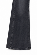 Jeans wide leg nero slavato, dettaglio della gamba larga e dell’orlo.