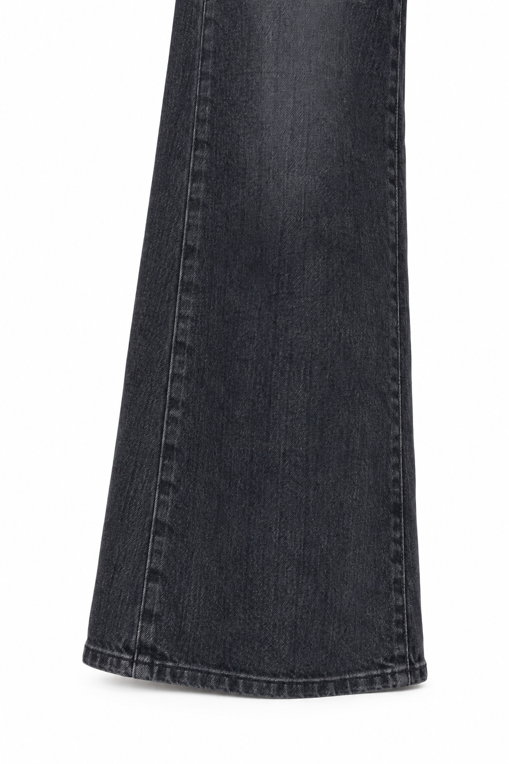 Jeans wide leg nero slavato, dettaglio della gamba larga e dell’orlo.