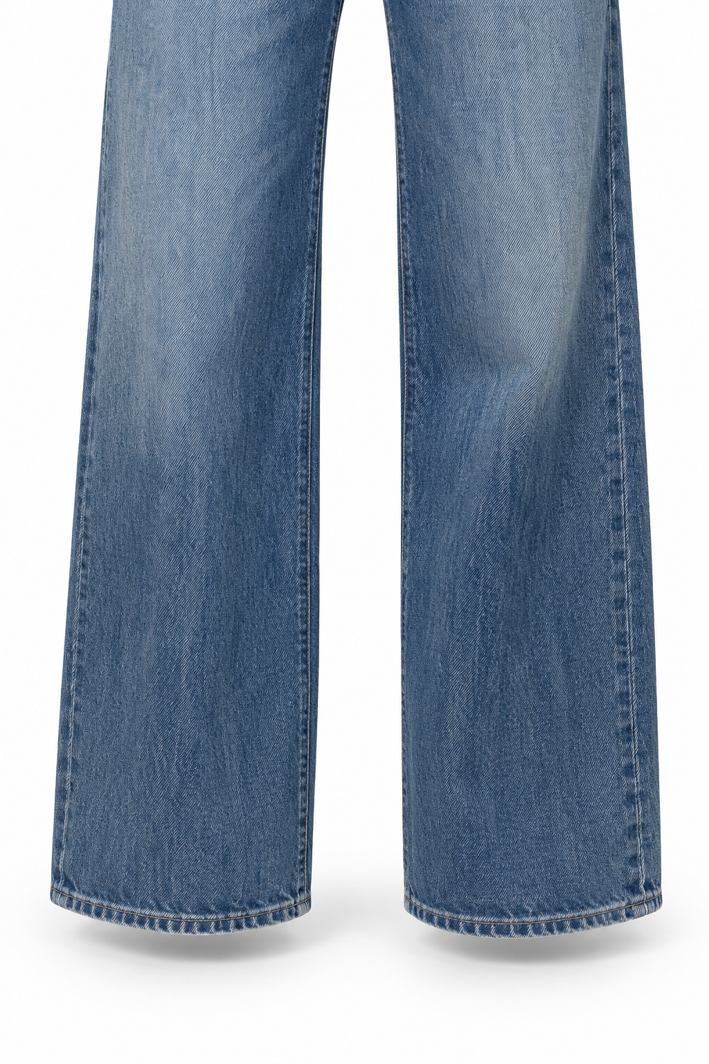 Dettaglio delle gambe ampie e degli orli dei jeans con tasche in ecopelle, su fondo bianco.