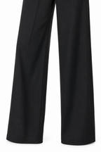 Pantalone Lumina nero, vista frontale parziale delle gambe ampie su sfondo bianco.