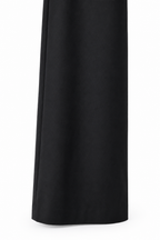 Pantalone Lumina nero, dettaglio della gamba ampia e dell’orlo.