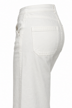 Jeans palazzo panna, dettaglio della tasca posteriore su sfondo bianco.