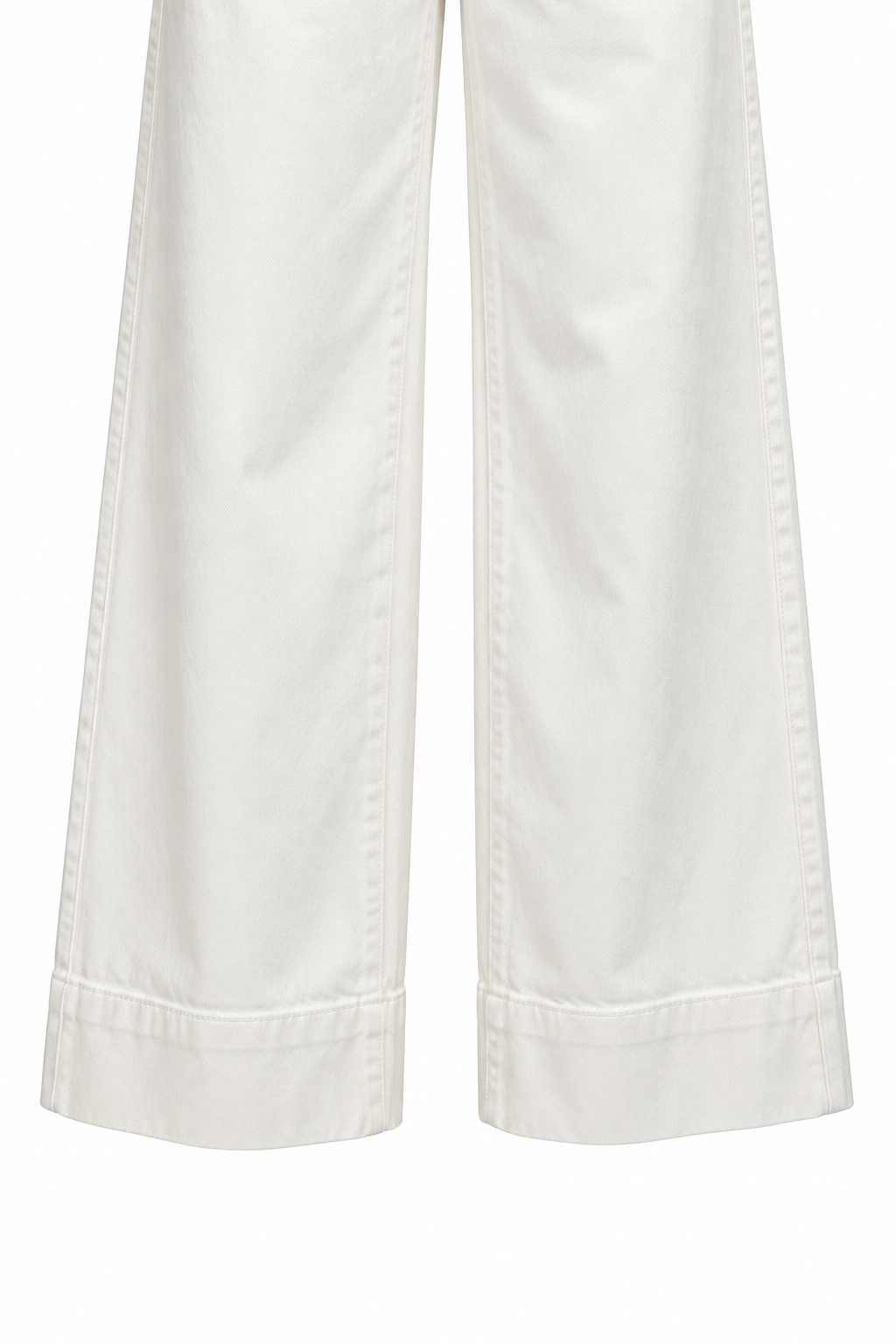 Jeans palazzo panna, dettaglio della gamba ampia e dell’orlo su sfondo bianco.