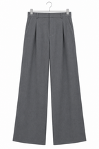 Pantalone palazzo sartoriale grigio, vista anteriore non indossata su gruccia.