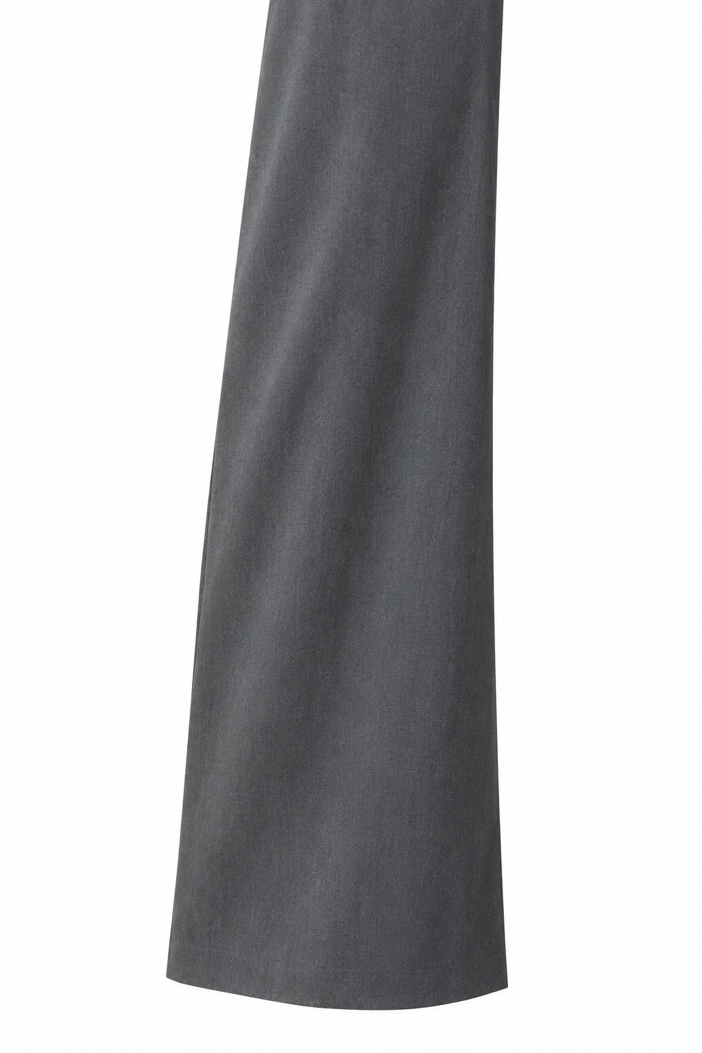 Dettaglio della gamba ampia del pantalone palazzo grigio.