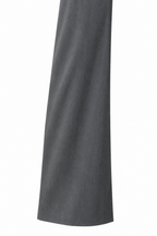 Dettaglio della gamba ampia del pantalone palazzo grigio.
