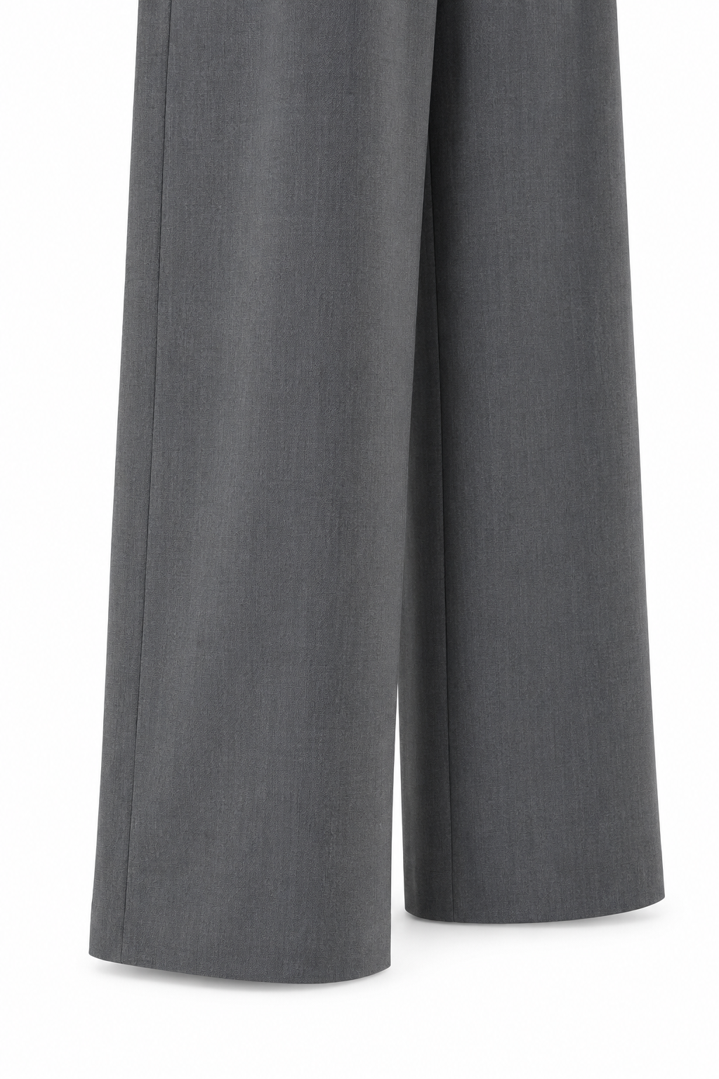 Dettaglio degli orli del pantalone palazzo sartoriale grigio.