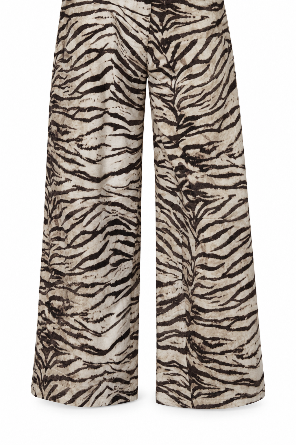Vista parziale delle gambe e degli orli del pantalone zebra, su fondo bianco.