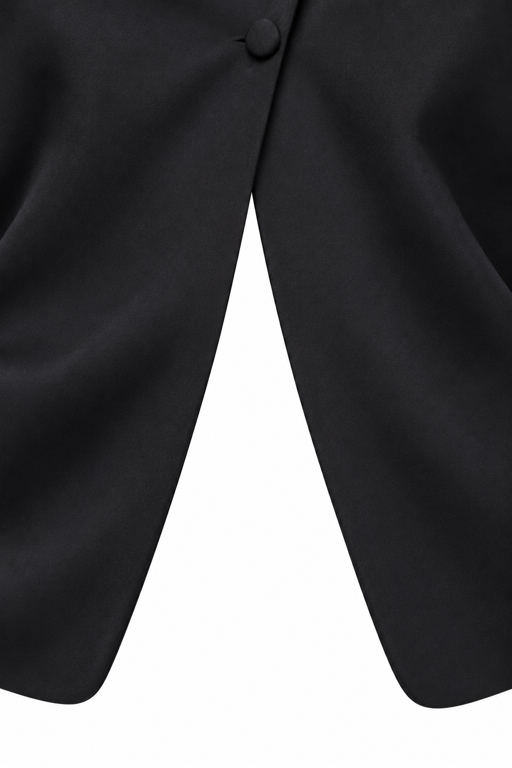 Tailleur coreano nero, dettaglio dell’incrocio anteriore e del bordo curvo della giacca.