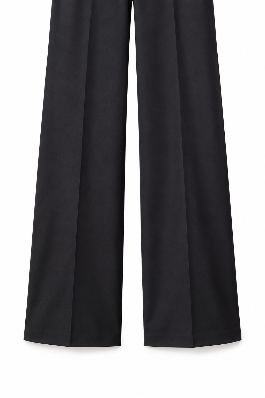 Pantalone nero del Tailleur coreano, dettaglio delle gambe ampie e del fondo su bianco.